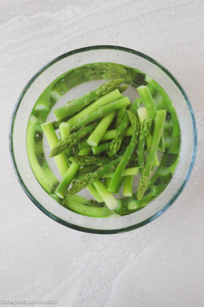 Asparagus in cold water